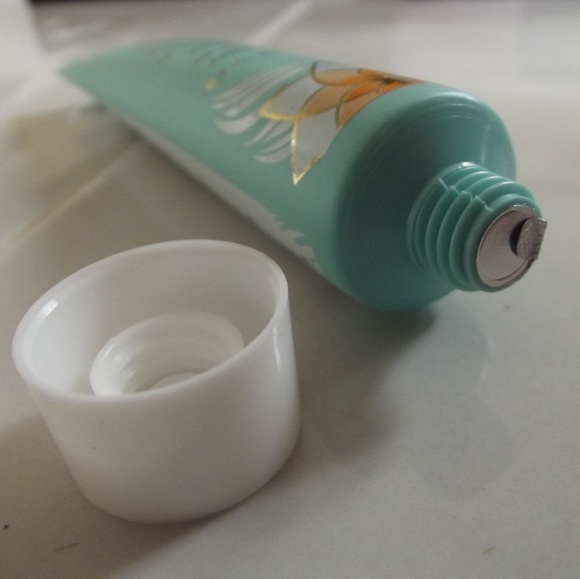 Free with any purchase - Picture 2 of 2